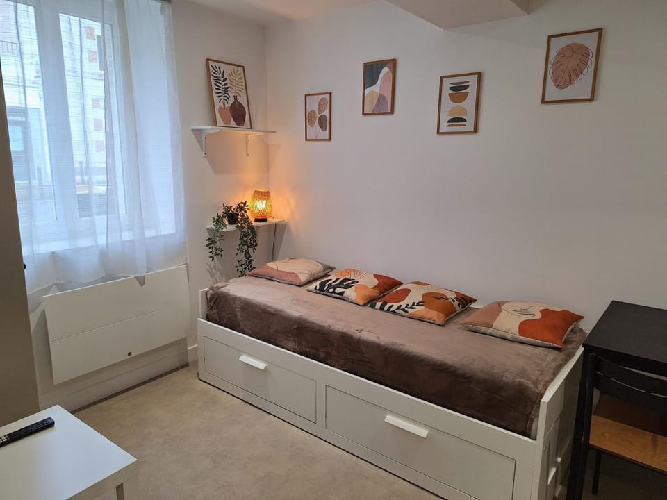 Bed, Living room, Seating area, Bedroom, flat iron, internet, towels