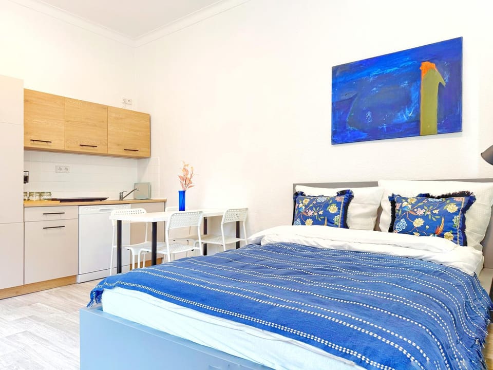 Bed, Coffee/tea facilities, Kitchen or kitchenette, Photo of the whole room, Dining area, Bedroom, dishwasher, stove