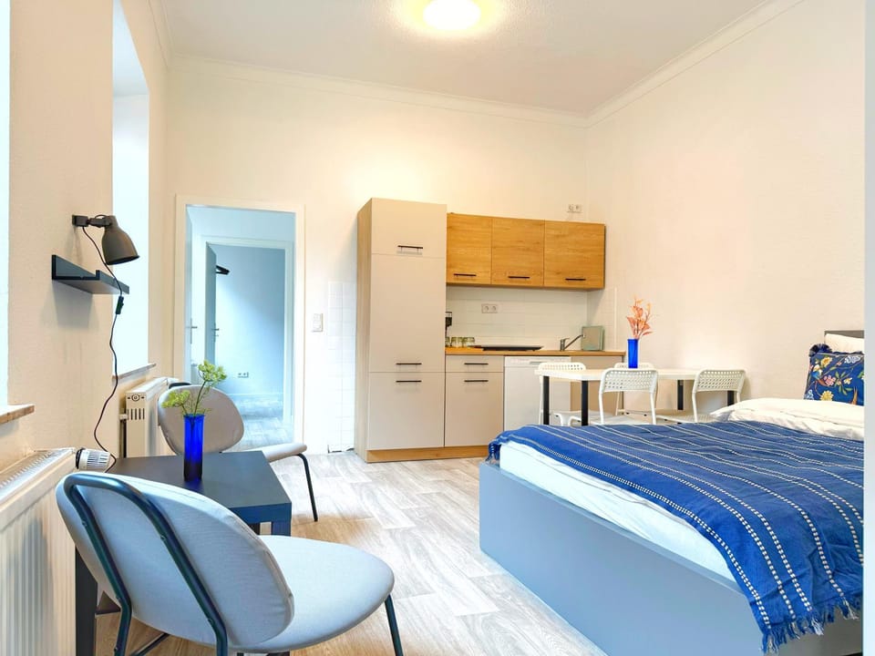 Bed, Coffee/tea facilities, Kitchen or kitchenette, Photo of the whole room, Dining area, Bedroom, dishwasher, stove, kitchen