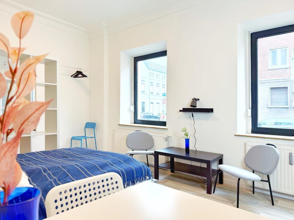 Bed, View (from property/room), Photo of the whole room, Decorative detail, Bedroom, City view, Street view, heating