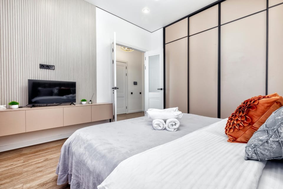 Bed, TV and multimedia, Photo of the whole room, Bedroom, towels, wardrobe