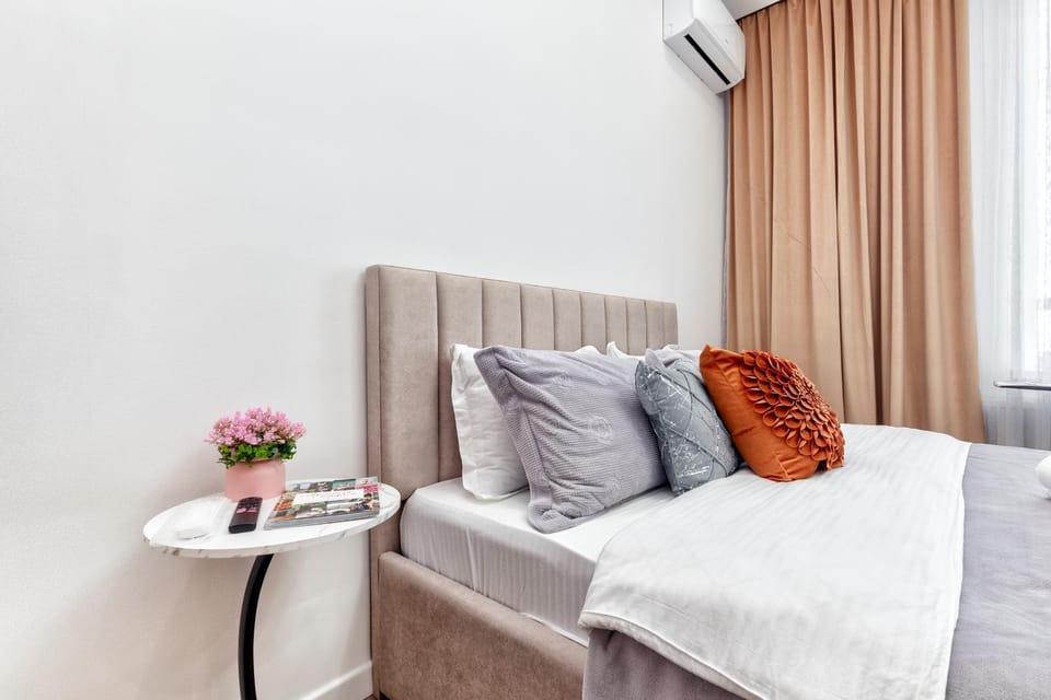 Bed, Living room, Photo of the whole room, Seating area, Bedroom, air conditioner