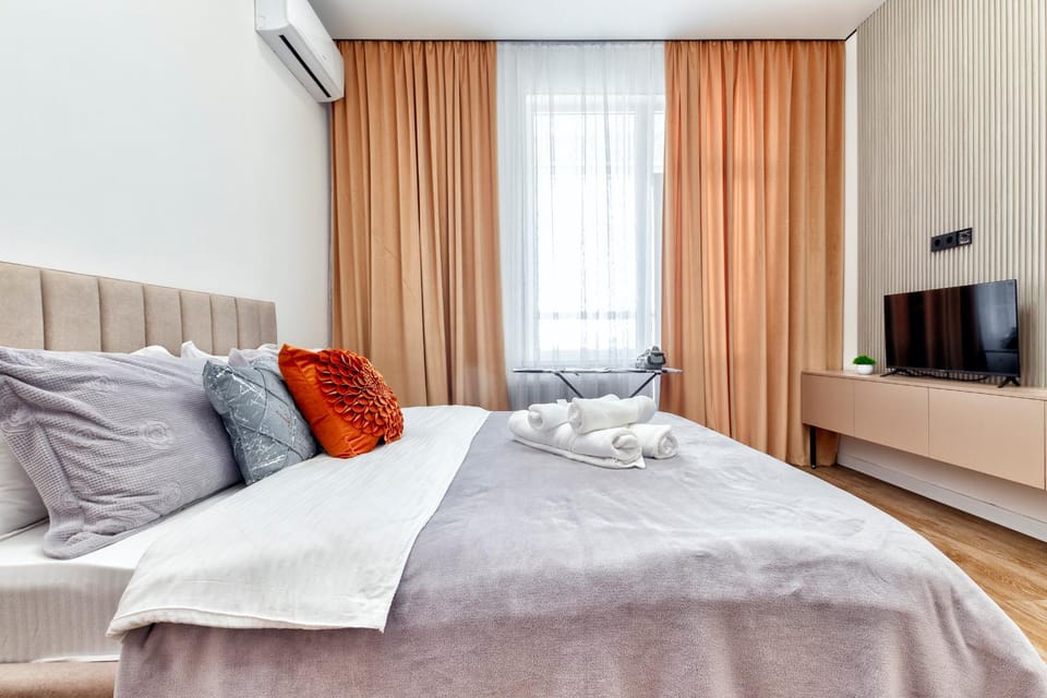 Bed, TV and multimedia, Photo of the whole room, Bedroom, towels