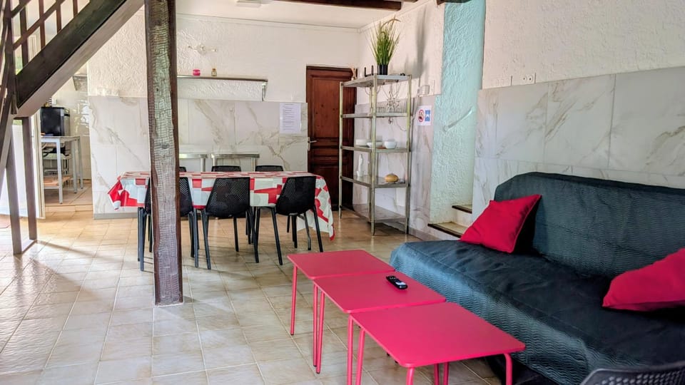 TV and multimedia, Living room, Seating area, Dining area, air conditioner