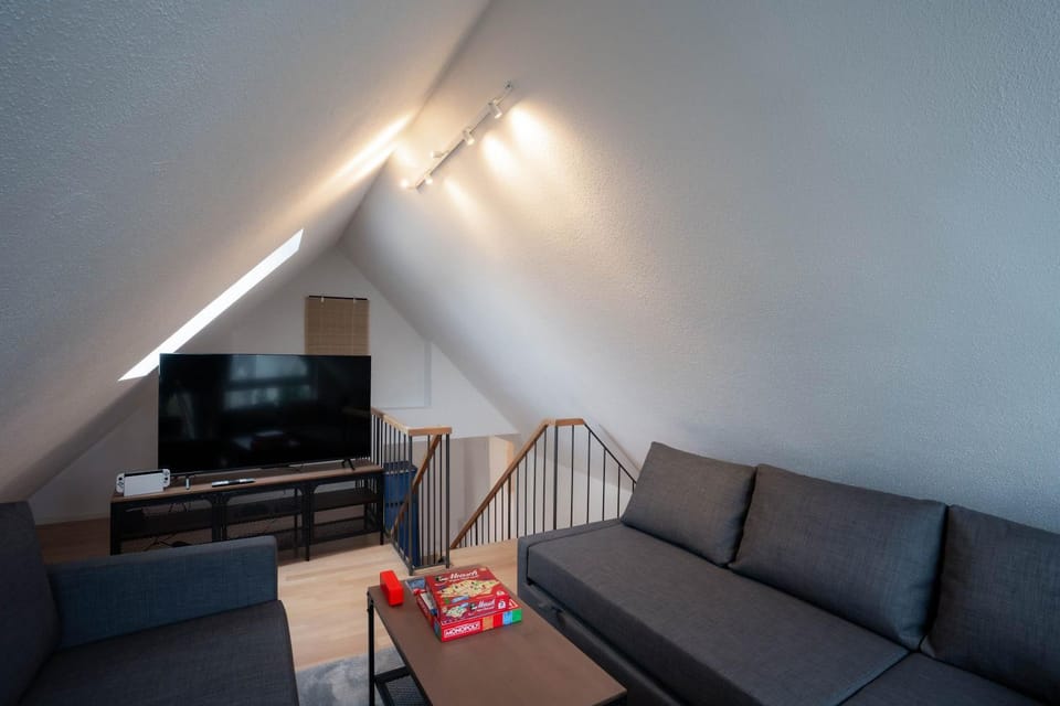 Communal lounge/ TV room, TV and multimedia, Living room, Seating area, Evening entertainment