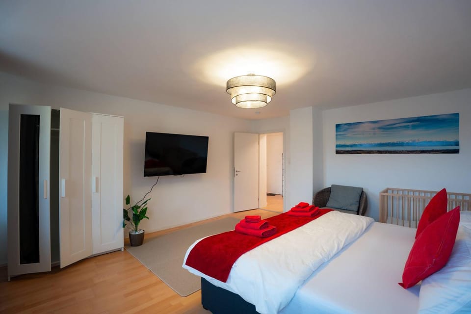 Bed, TV and multimedia, Photo of the whole room, Evening entertainment, Bedroom