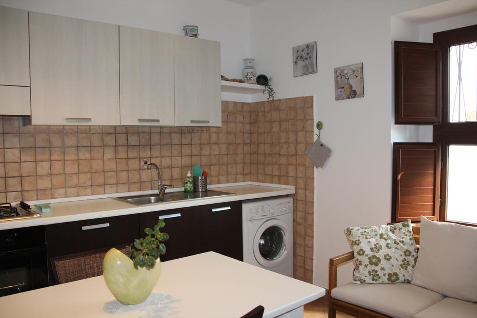 Kitchen or kitchenette, Dining area, oven