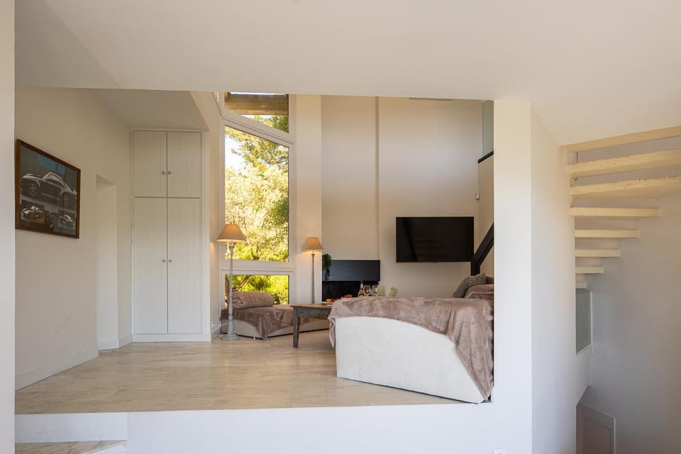 Contemporary home with a view Villa in Gordes