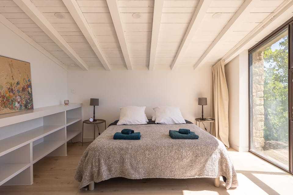Contemporary home with a view Villa in Gordes