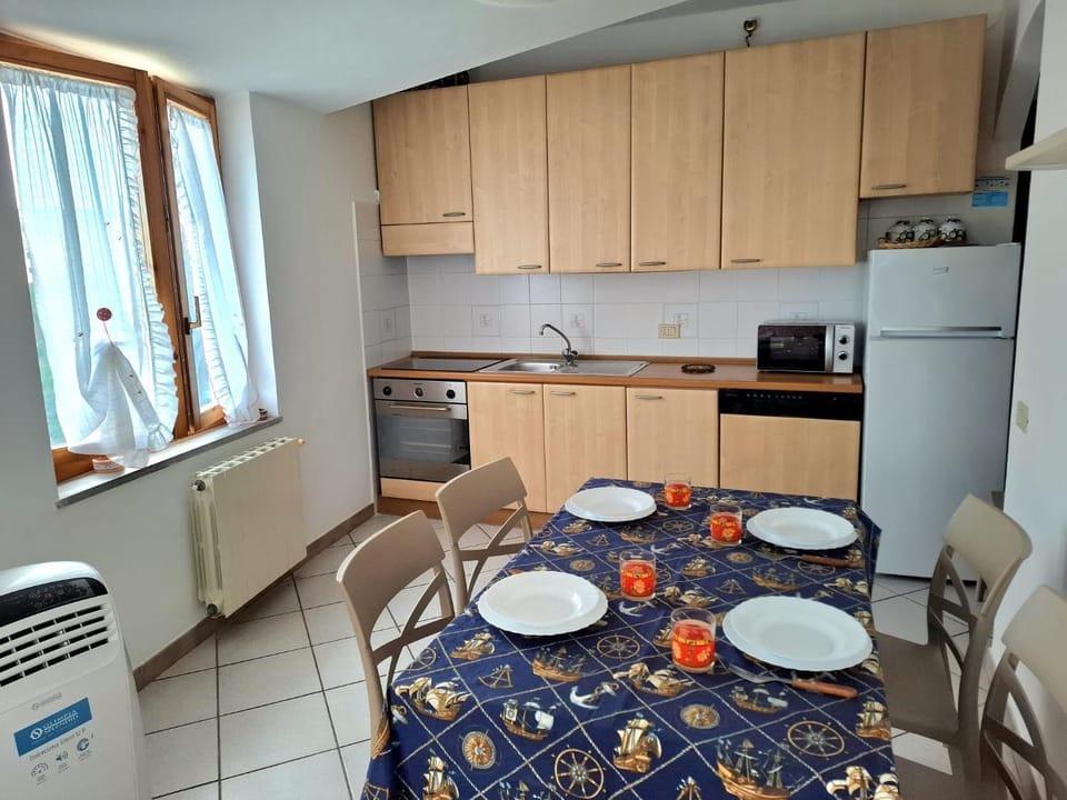 Kitchen or kitchenette, Dining area, oven