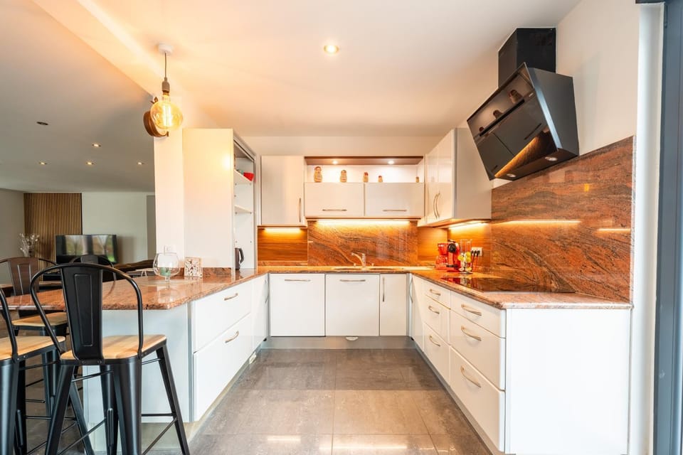 Kitchen or kitchenette, Living room