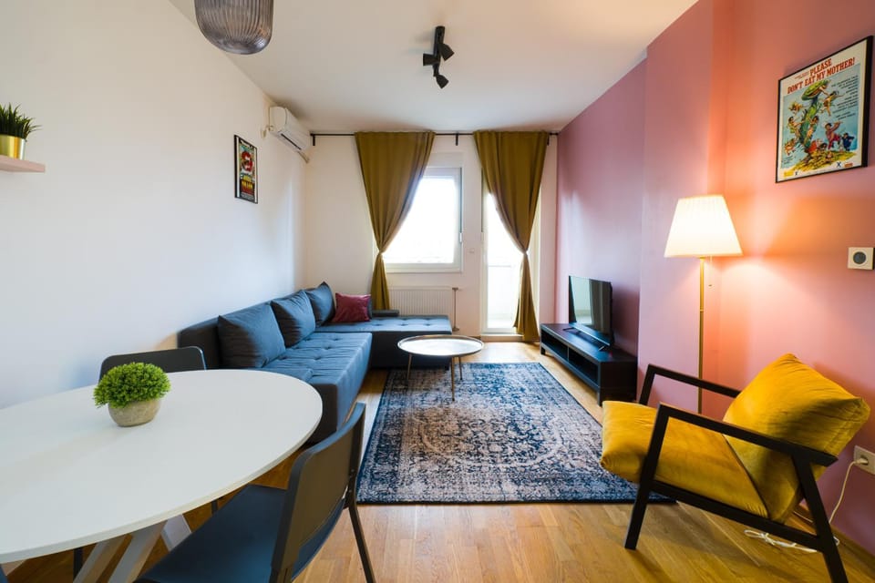TV and multimedia, Living room, Seating area, Dining area