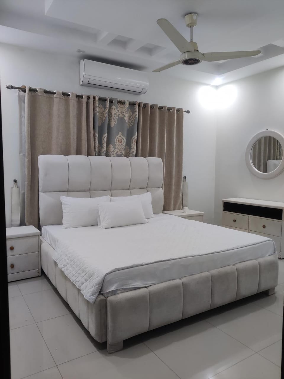 Bed, Photo of the whole room, air conditioner
