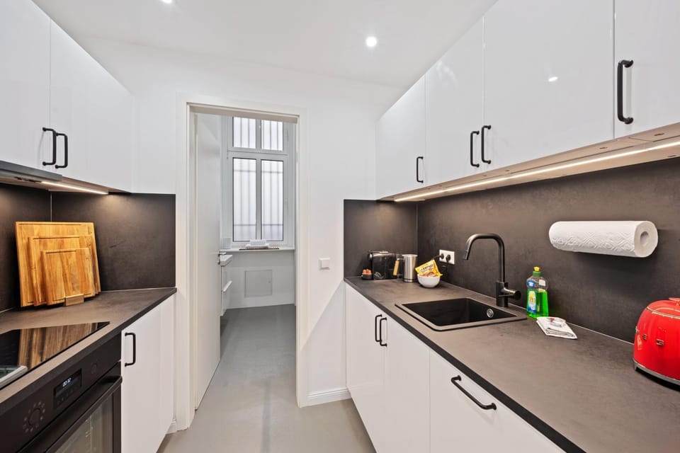 Coffee/tea facilities, Kitchen or kitchenette, dishwasher, stove, toaster