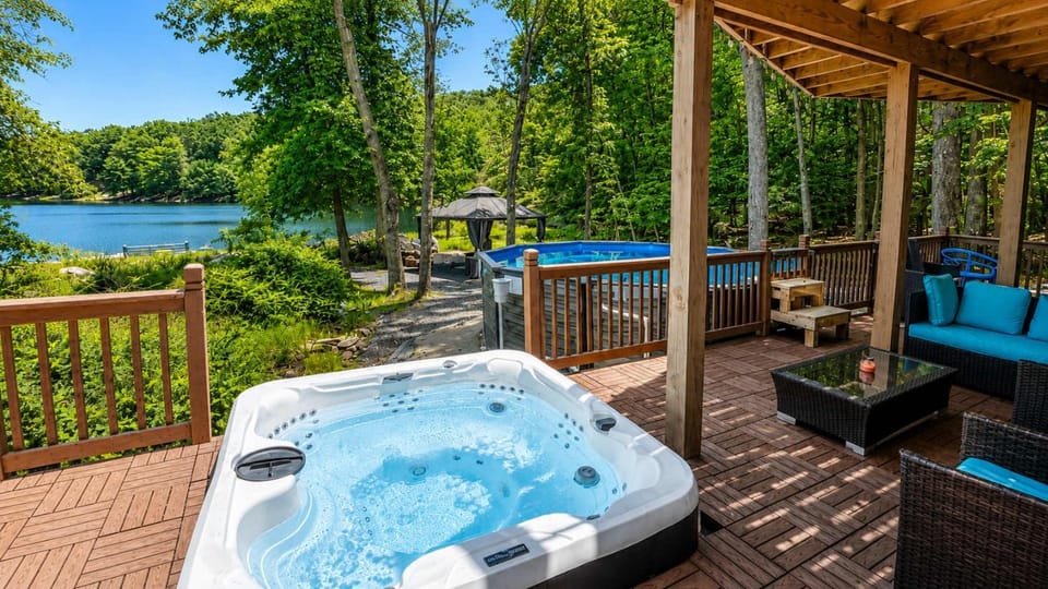 5 Bedroom Gorgeous Lakeside Villa w Hot Tub, Pool and More! Chalet in Stroud Township