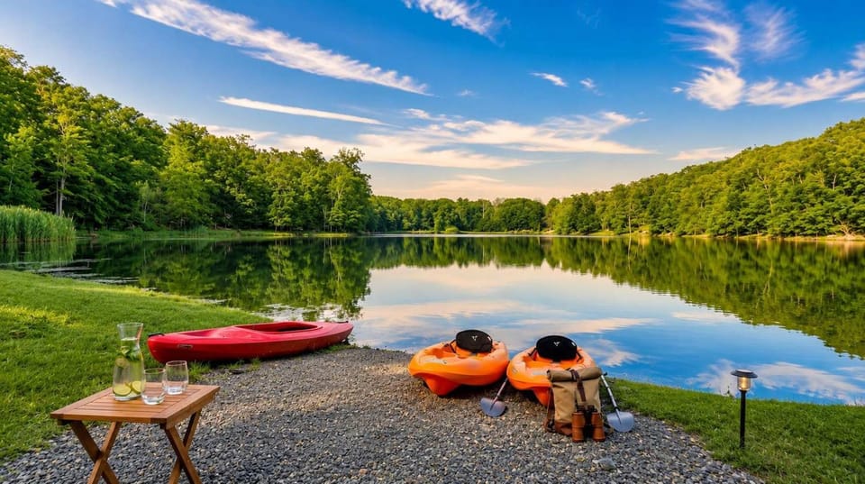 5 Bedroom Gorgeous Lakeside Villa w Hot Tub, Pool and More! Chalet in Stroud Township