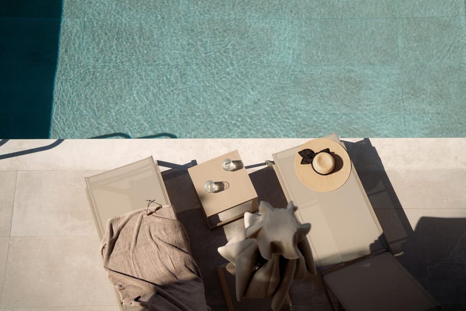 Swimming pool, sunbed