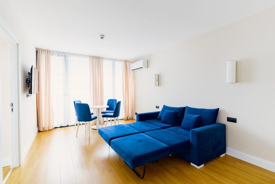 Communal lounge/ TV room, Seating area, air conditioner