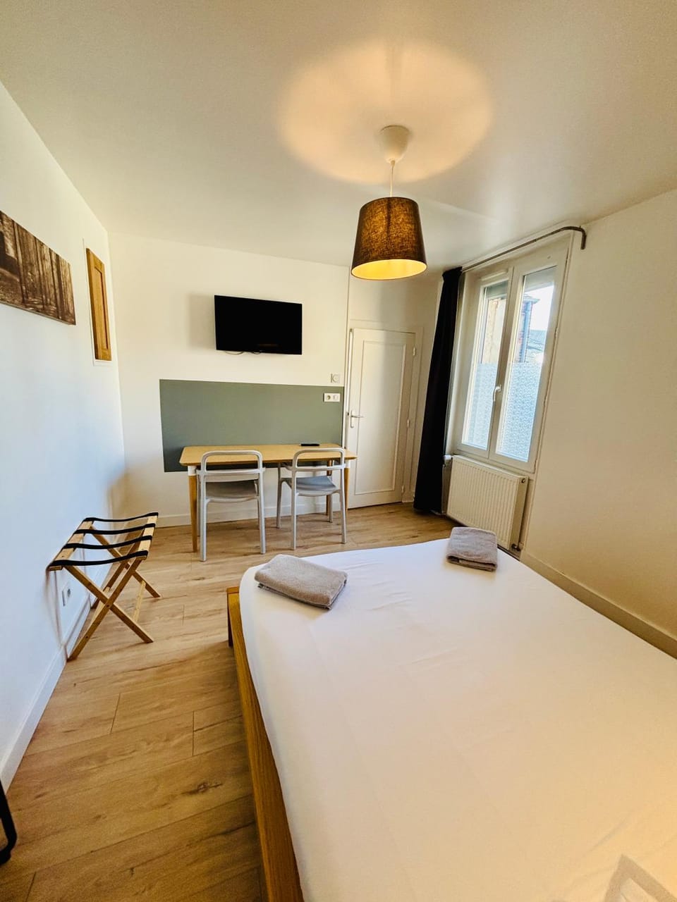 Bed, TV and multimedia, Photo of the whole room, Seating area, Bedroom