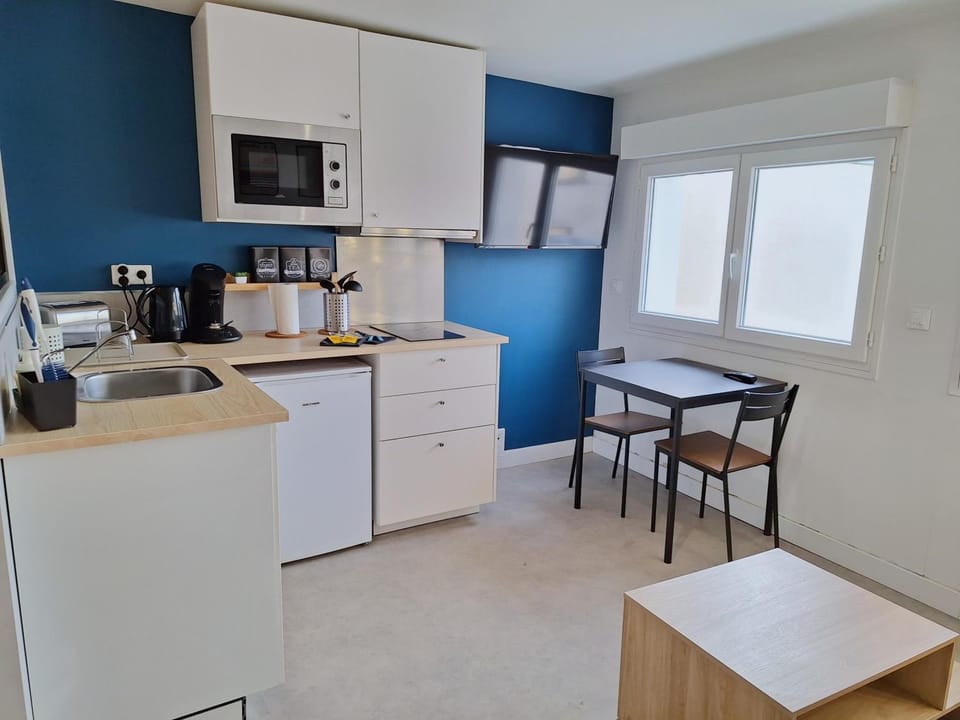 Living room, Seating area, Dining area, internet, kitchen