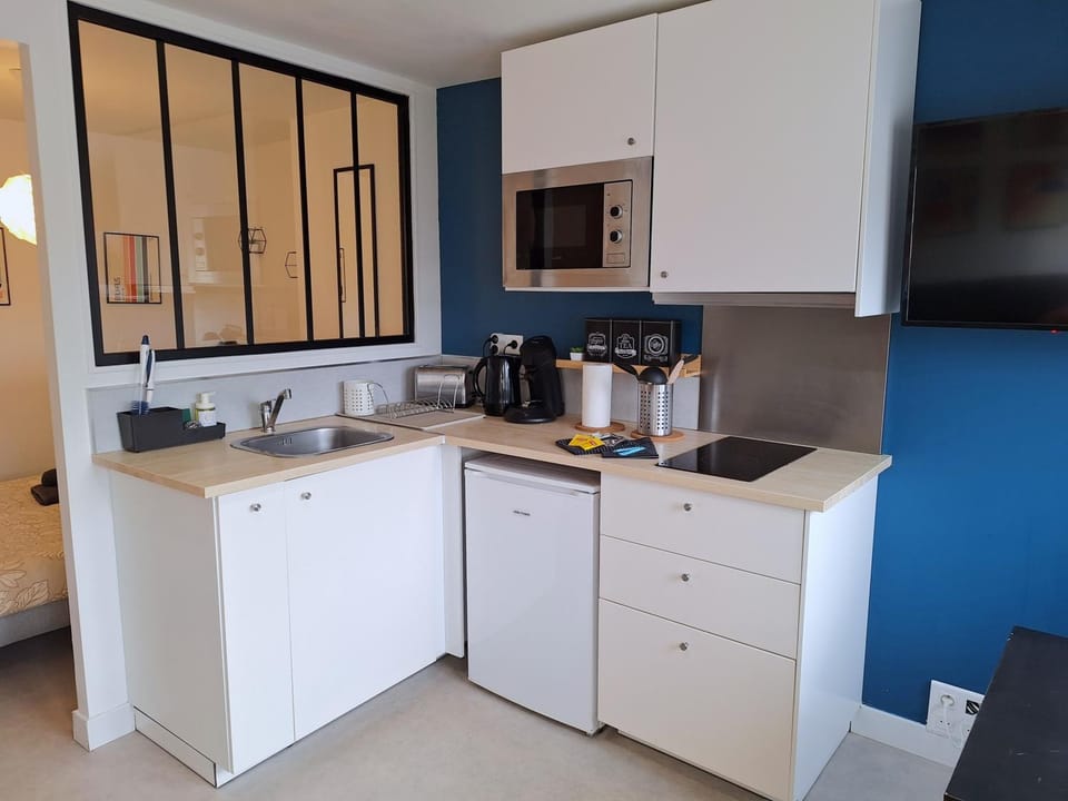 Coffee/tea facilities, internet, microwave, stove, toaster, kitchen