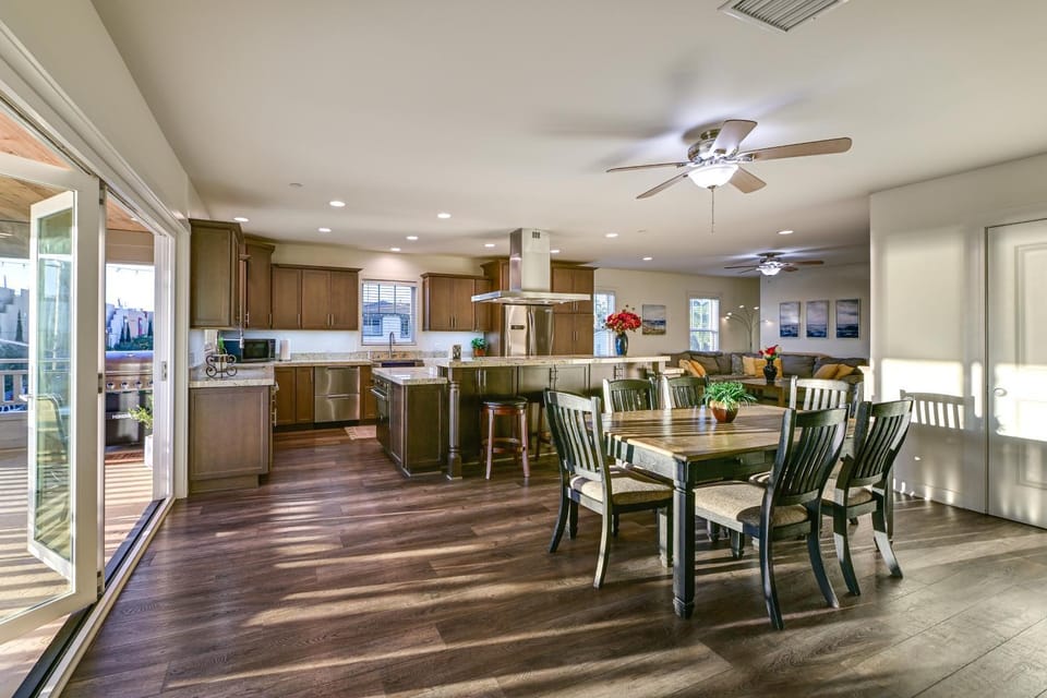 Stroll to Shore: Oceanside Condo w/ Hot Tub Access House in Oceanside