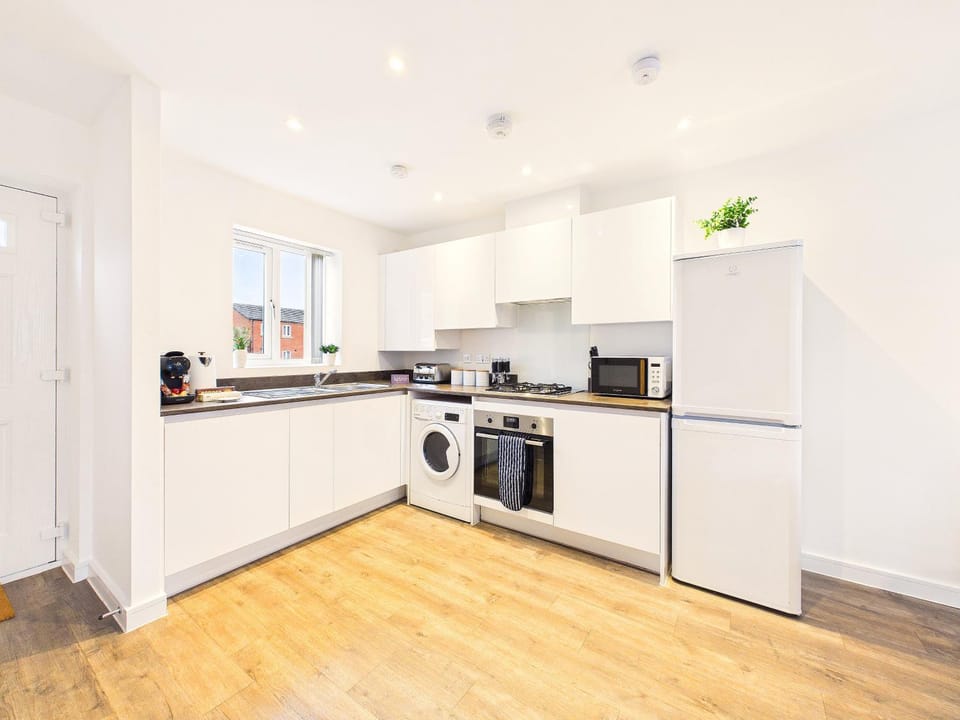 Coffee/tea facilities, Kitchen or kitchenette, oven, stove, toaster