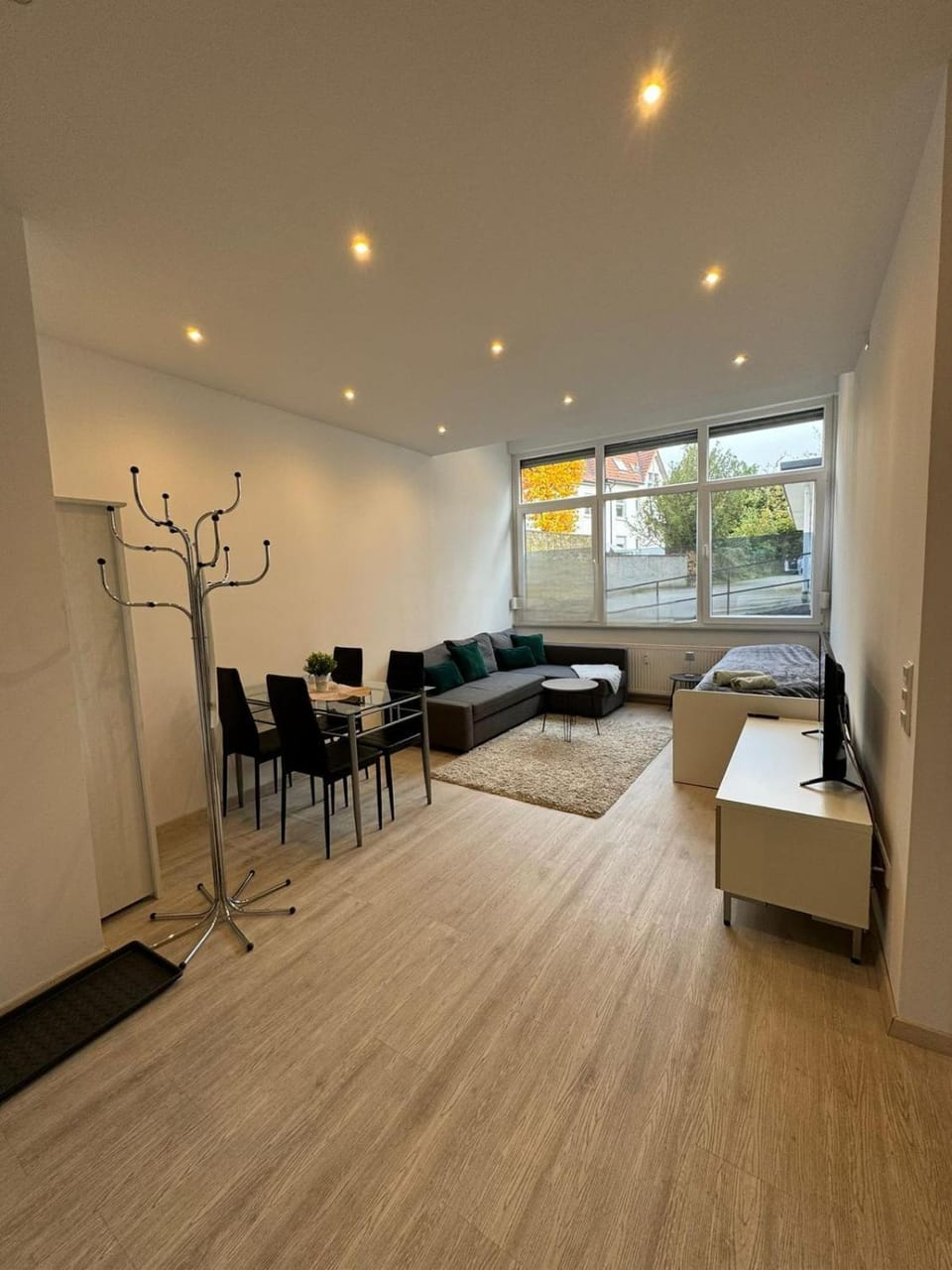 TV and multimedia, Living room, Seating area, Dining area