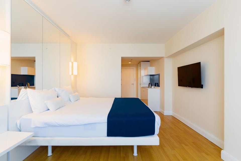 Communal lounge/ TV room, Bed, TV and multimedia, Photo of the whole room, Evening entertainment, Bedroom