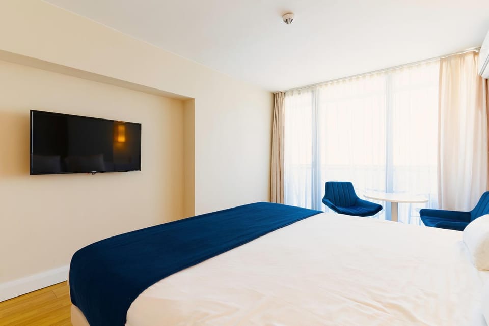 Communal lounge/ TV room, Bed, TV and multimedia, Photo of the whole room, Evening entertainment, Bedroom