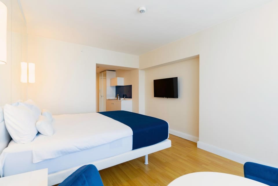 Communal lounge/ TV room, Bed, TV and multimedia, Photo of the whole room, Evening entertainment, Bedroom