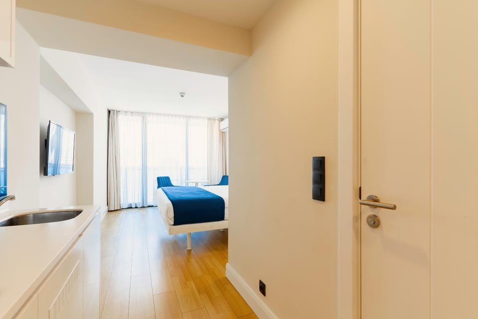 Bed, TV and multimedia, Living room, Photo of the whole room, Seating area, Bedroom