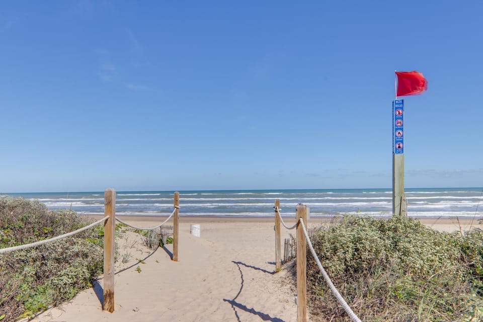 Steps to Pool & Beach! South Padre Island Getaway House in South Padre Island