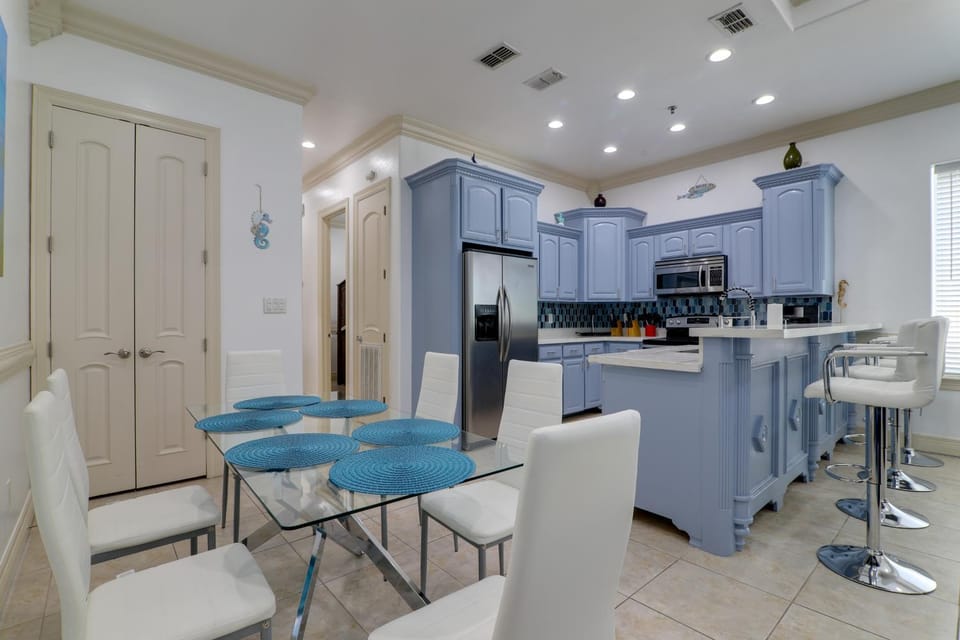 Steps to Pool & Beach! South Padre Island Getaway House in South Padre Island