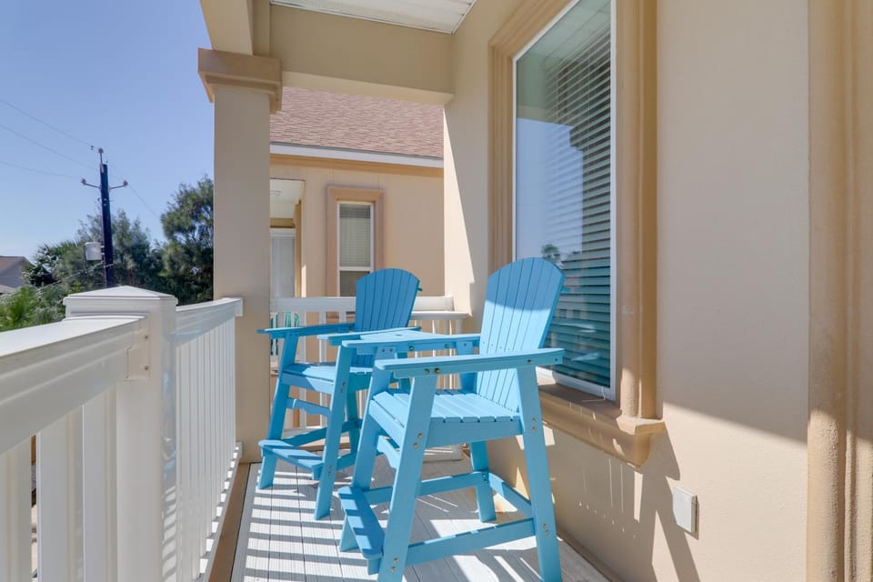 Steps to Pool & Beach! South Padre Island Getaway House in South Padre Island