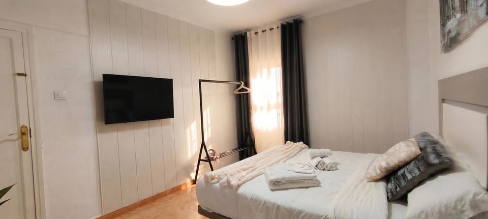 TV and multimedia, Photo of the whole room, Bedroom, towels