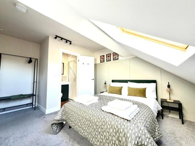 Contractor Accommodation Sleeps 7 - 4 Bathrooms - Parking For 3 Vans - Worksop House in Bassetlaw District