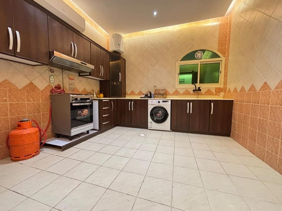 Comfortable 3BR Apt - Lounge and Kitchen - Moensiyah Apartment in Riyadh