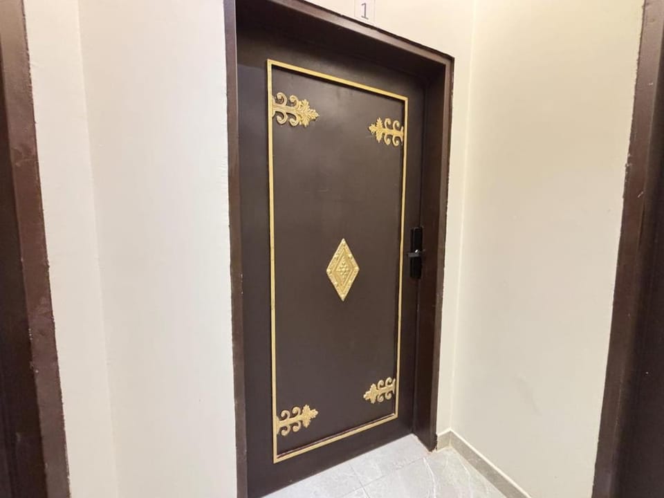 Comfortable 3BR Apt - Lounge and Kitchen - Moensiyah Apartment in Riyadh