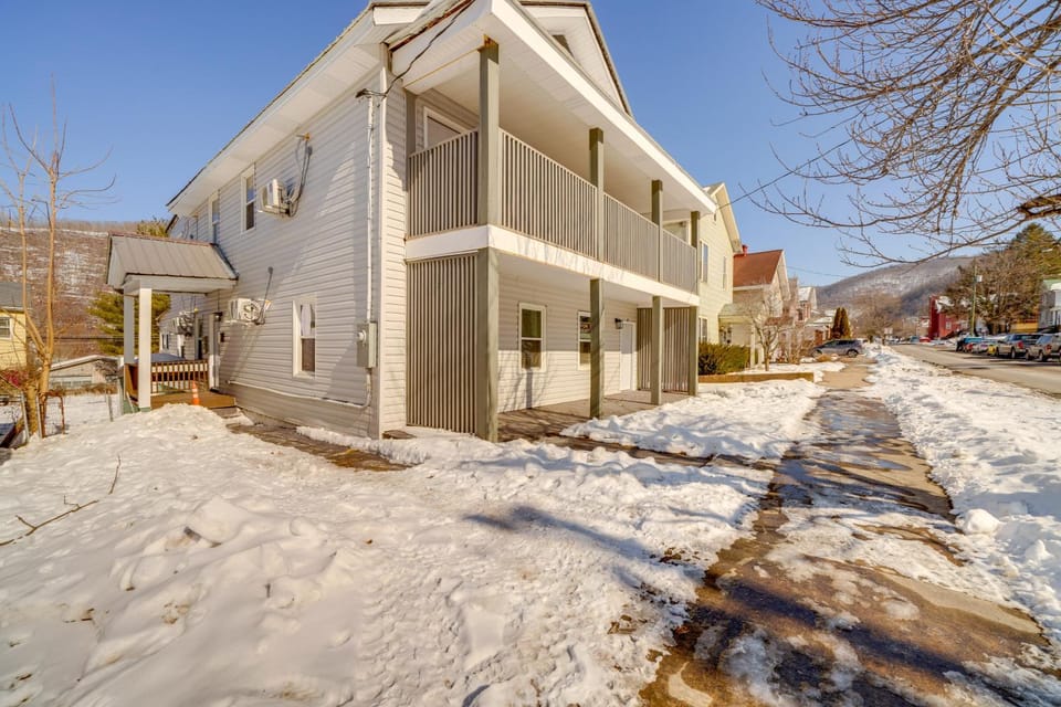 Historic Hinton Gem: Walkable Luxury Near Dtwn! Apartment in West Virginia