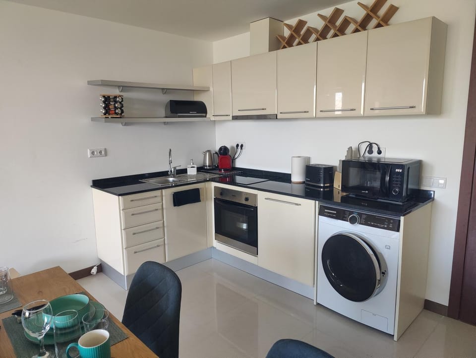 Coffee/tea facilities, Kitchen or kitchenette, dishwasher, oven, stove, toaster, washing machine, dryer