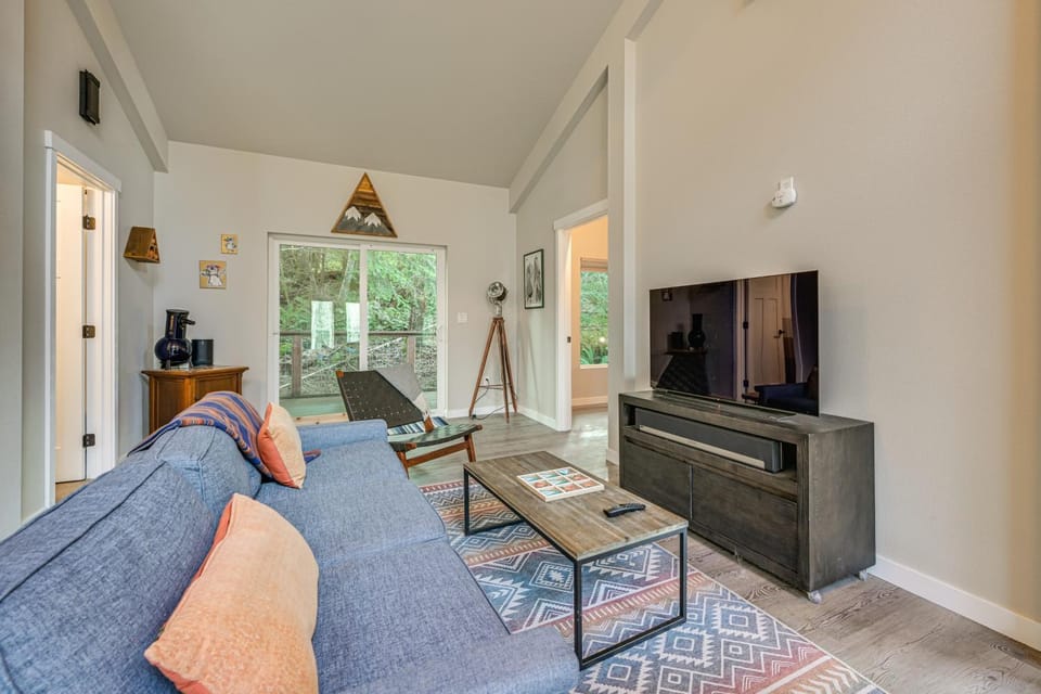 5 Mi to Mt Rainier Nat'l Park: Gem w/ Lake Access House in Washington