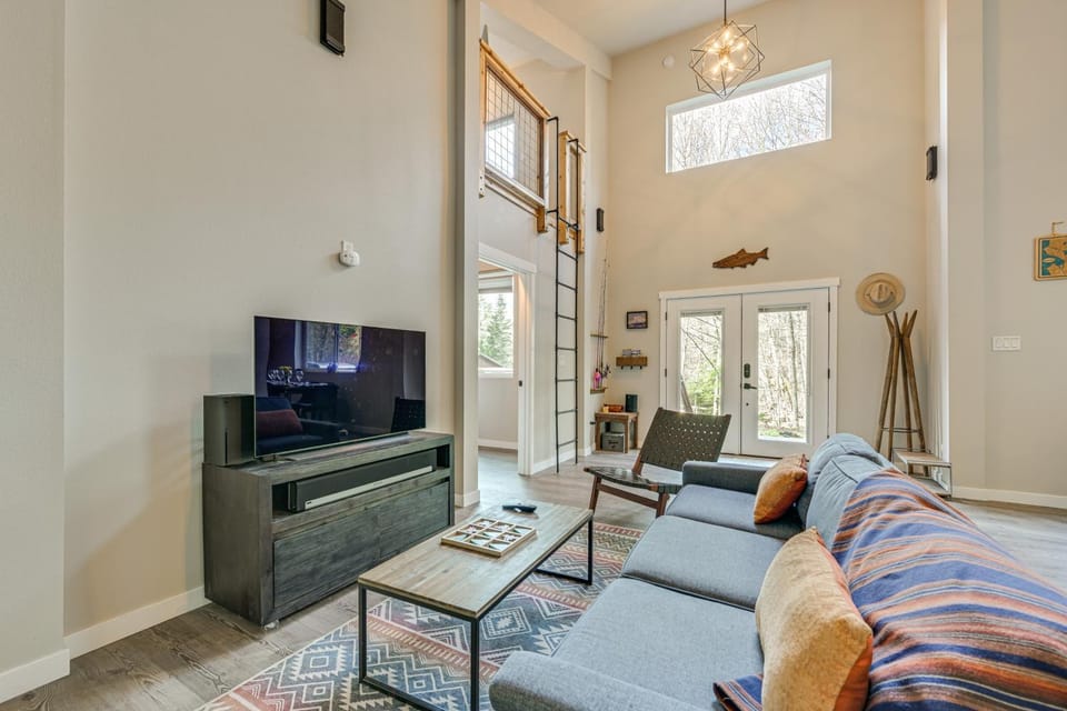 5 Mi to Mt Rainier Nat'l Park: Gem w/ Lake Access House in Washington