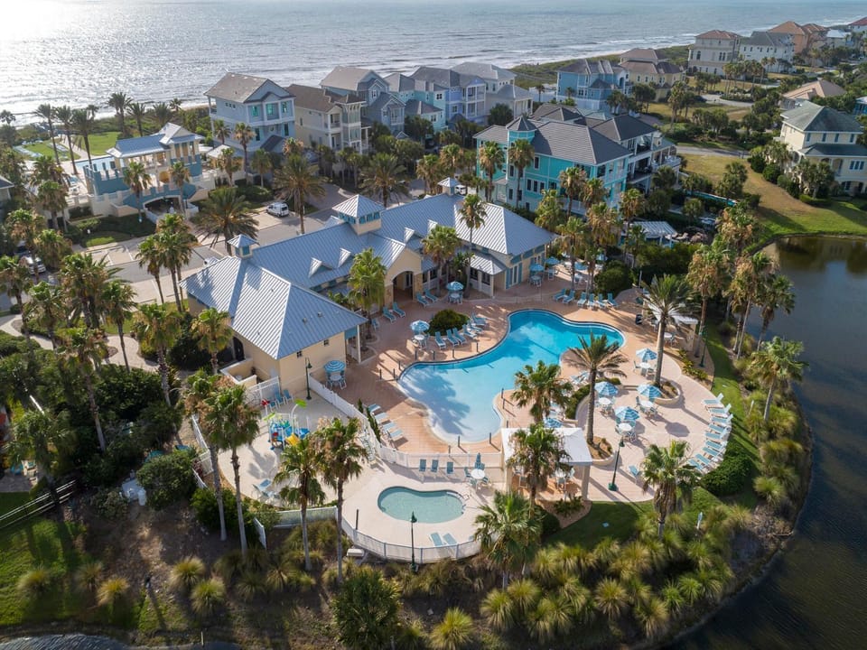 Property building, Neighbourhood, Natural landscape, Bird's eye view, Beach, Swimming pool
