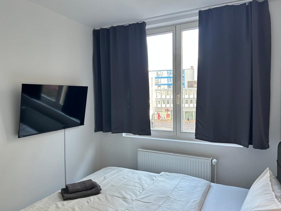 Bed, TV and multimedia, Photo of the whole room, Bedroom