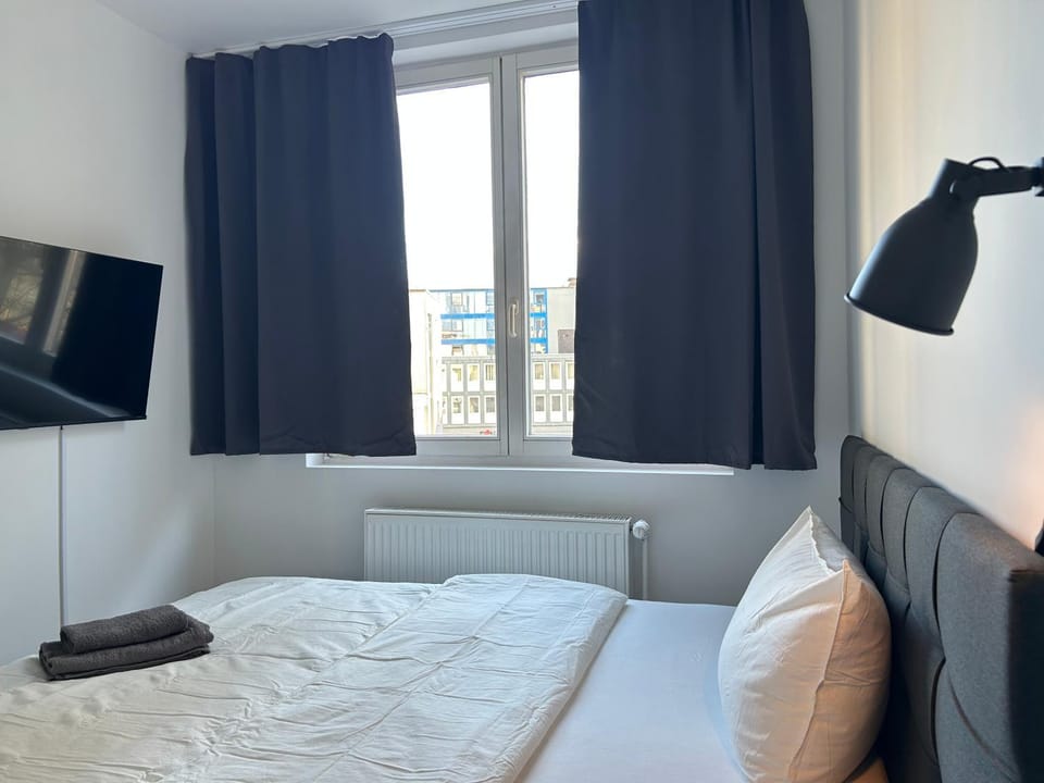 Bed, TV and multimedia, Photo of the whole room, Bedroom