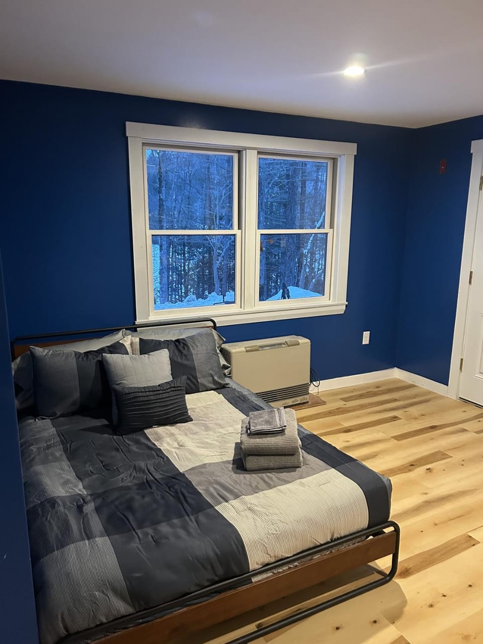 2BR Waterfront Cabin 20 Minutes to Sunday River Cabin in Colorado