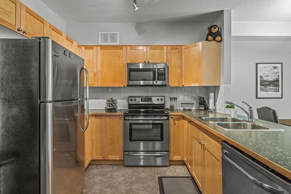 Mountain Retreat Modern 2BR with Views and Pool Near DT House in Canmore