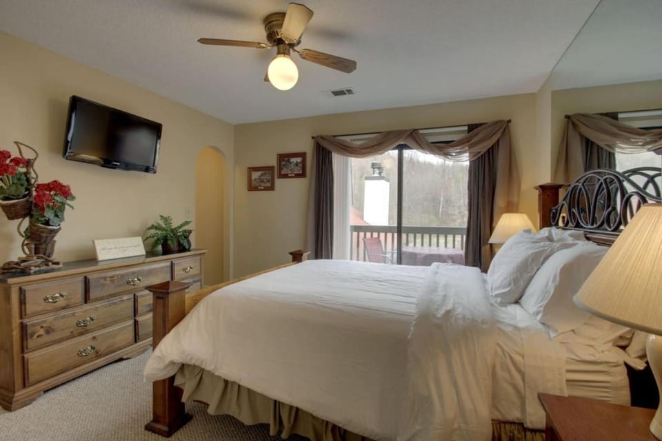 Rivers Edge Condo 902 House in Helen