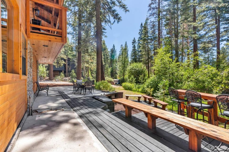 Little Bridge Lodge - Storybook Stateline Oasis House in Round Hill Village